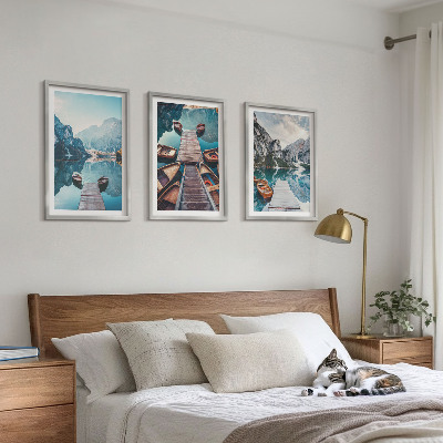 Tavelset ovanför soffa Sjöpirer båtar fred