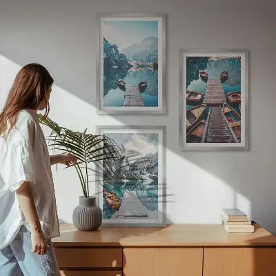 Tavelset med motiv av sjöfarare och båtar för väggen ovanför soffan