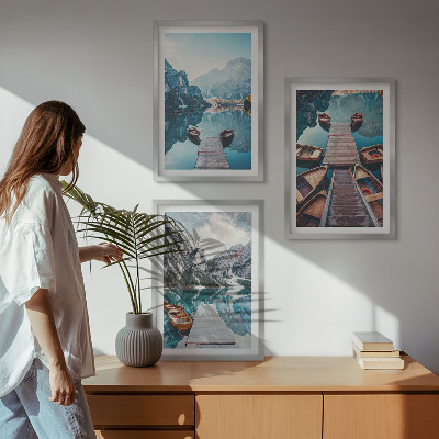 Tavelset ovanför soffa Sjöpirer båtar fred