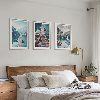 Tavelset ovanför soffa Sjöpirer båtar fred