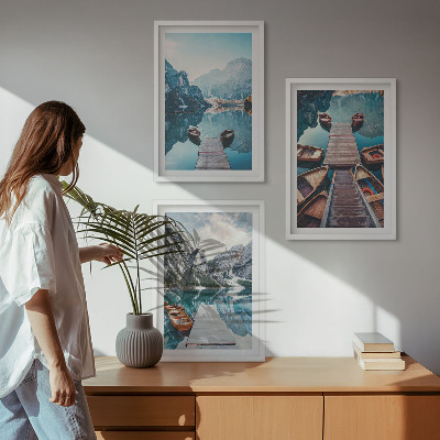 Tavelset ovanför soffa Sjöpirer båtar fred