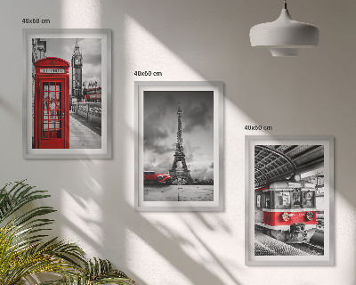 Tavelset ovanför soffa Ikoner London Paris transport