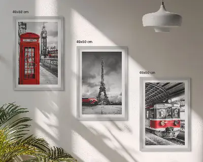 Tavelset ovanför soffa med motiv av transportikoner från London och Paris
