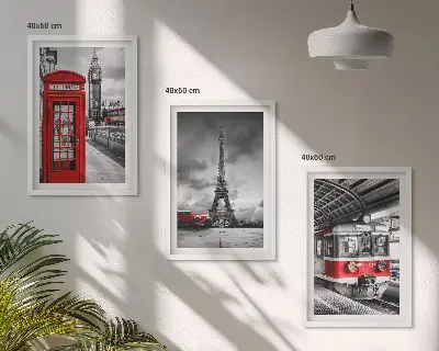Tavelset ovanför soffa med motiv av transportikoner från London och Paris