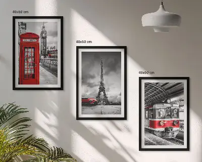 Tavelset ovanför soffa med motiv av transportikoner från London och Paris