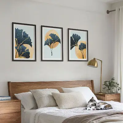 Tavelset med ginkgoblad ljus bakgrund för vägg ovanför soffa