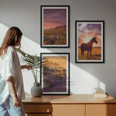 Berglandskap med en häst tavelset med ramar