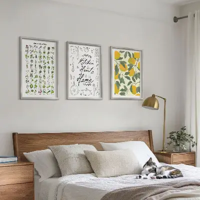 Tavlor till väggen ovanför soffan motiv med målade citroner och köksörter