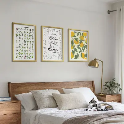 Tavlor till väggen ovanför soffan motiv med målade citroner och köksörter