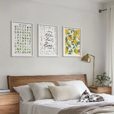 Tavlor till väggen ovanför soffan motiv med målade citroner och köksörter