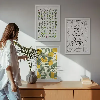 Tavlor till väggen ovanför soffan motiv med målade citroner och köksörter