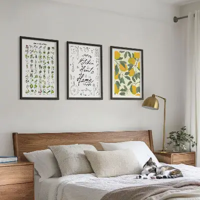 Tavlor till väggen ovanför soffan motiv med målade citroner och köksörter