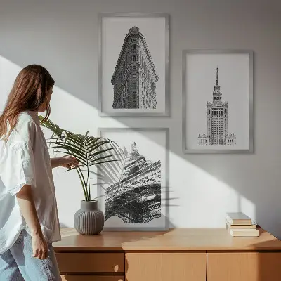Tavelset ovanför soffa med arkitektoniska svartvita byggnader