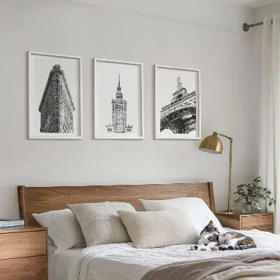 Tavelset ovanför soffa med arkitektoniska svartvita byggnader