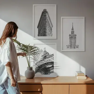 Tavelset ovanför soffa med arkitektoniska svartvita byggnader