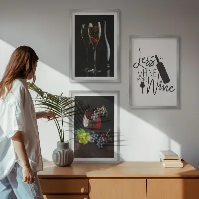 Glas vin med druvor och inskription set om 3 tavlor