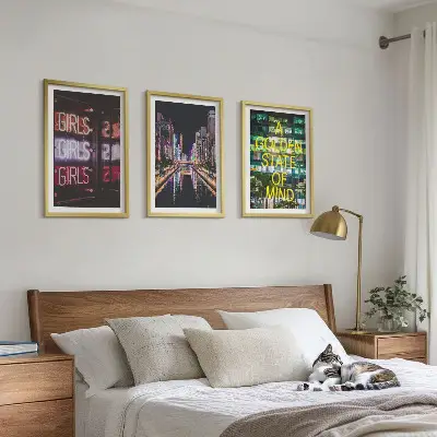 Neonskyltar på floden på natten set om 3 tavlor