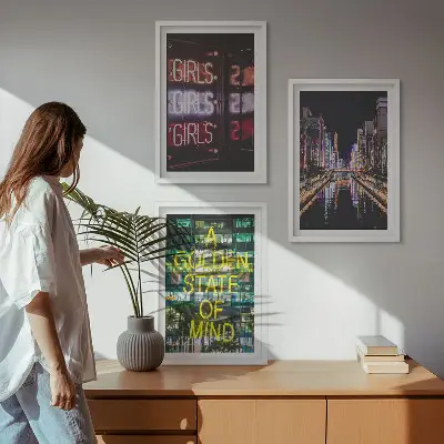 Neonskyltar på floden på natten set om 3 tavlor