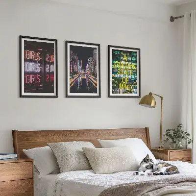 Neonskyltar på floden på natten set om 3 tavlor