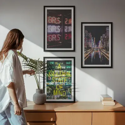 Neonskyltar på floden på natten set om 3 tavlor