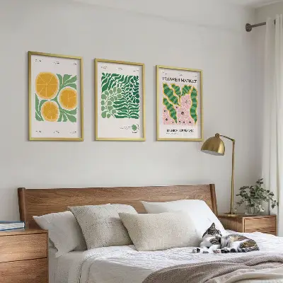 Tavelset ovanför soffa med pastellfärgade frukt- och växtmotiv