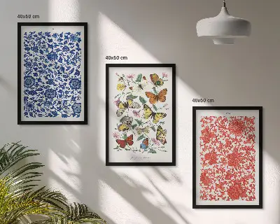 Tavelset ovanför soffan med motiv av vintage blommor och fjärilar