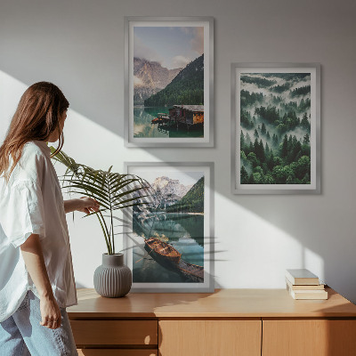Tavelset ovanför soffa Bergsjö båt skog dimma