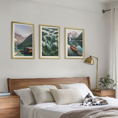 Tavelset ovanför soffa Bergsjö båt skog dimma