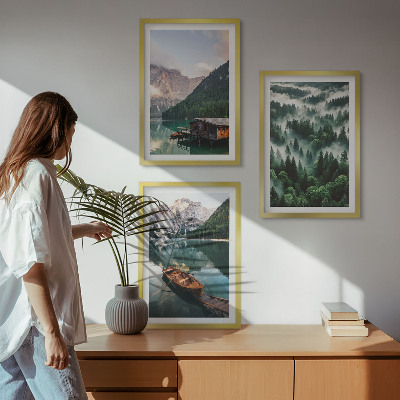 Tavelset ovanför soffa Bergsjö båt skog dimma