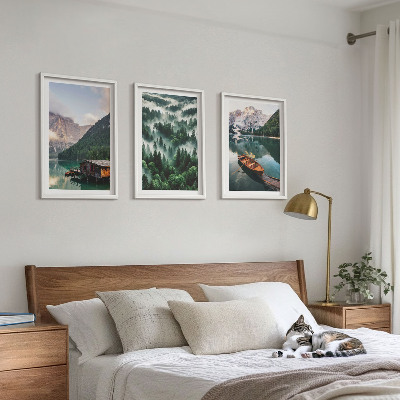 Tavelset ovanför soffa Bergsjö båt skog dimma