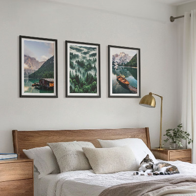 Tavelset ovanför soffa Bergsjö båt skog dimma