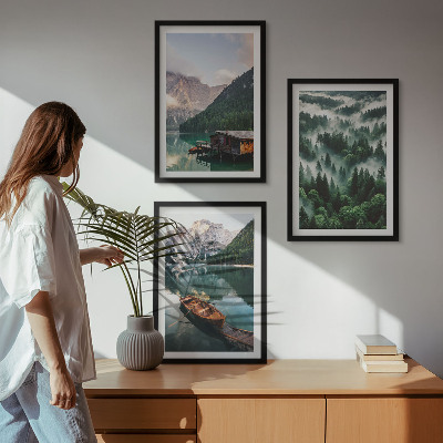Tavelset ovanför soffa Bergsjö båt skog dimma
