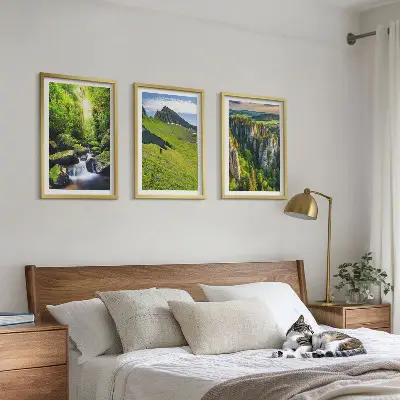 Gröna berg med skog och vattenfall set om 3 tavlor