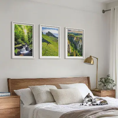 Gröna berg med skog och vattenfall set om 3 tavlor