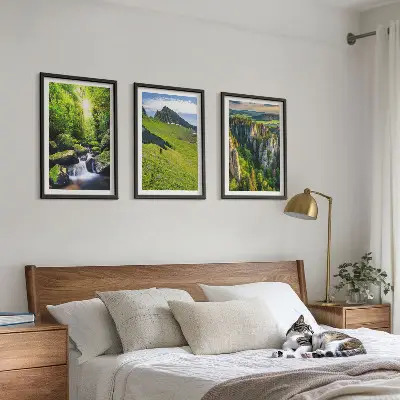 Gröna berg med skog och vattenfall set om 3 tavlor