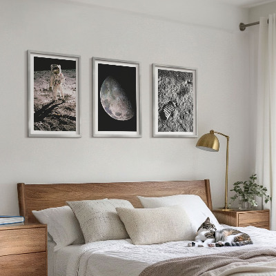Tavelset ovanför soffa Astronaut Månen foto