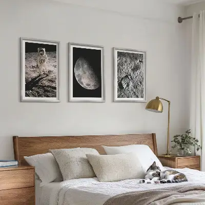 Astronaut på månen fototavla set med tavlor för väggen ovanför soffa