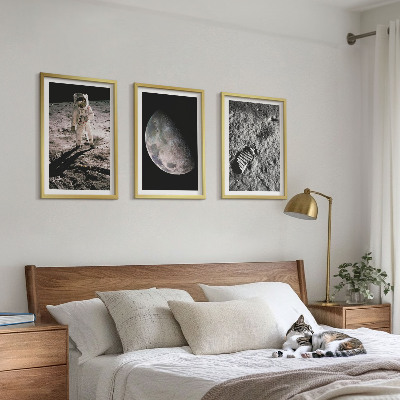 Tavelset ovanför soffa Astronaut Månen foto