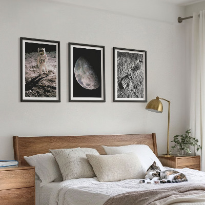Tavelset ovanför soffa Astronaut Månen foto