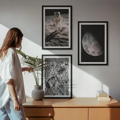 Astronaut på månen fototavla set med tavlor för väggen ovanför soffa