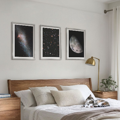 Tavelset ovanför soffa Rymdgalaxer stjärnor månen