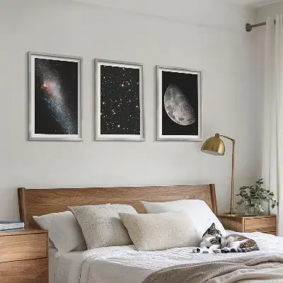 Tavelset med motiv av rymden stjärnor, galaxer och månen för vägg ovanför soffan