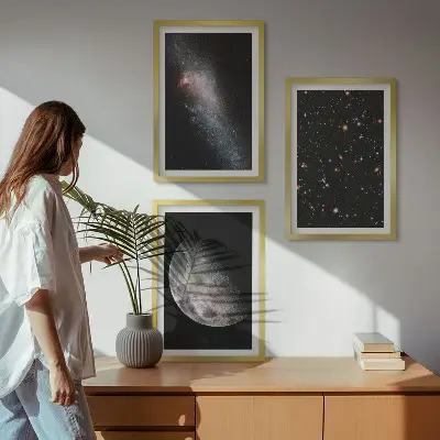 Tavelset med motiv av rymden stjärnor, galaxer och månen för vägg ovanför soffan