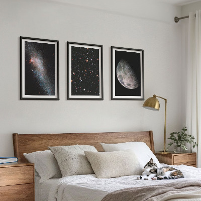 Tavelset ovanför soffa Rymdgalaxer stjärnor månen