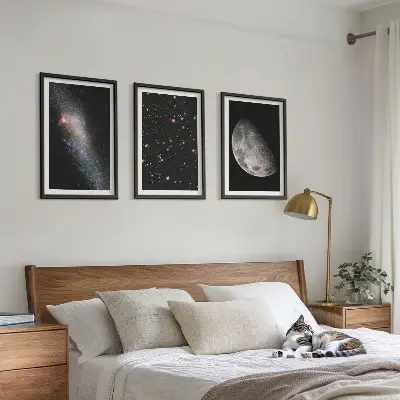 Tavelset med motiv av rymden stjärnor, galaxer och månen för vägg ovanför soffan