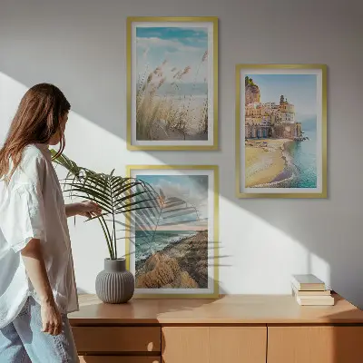 Set om 3 tavlor med motiv av landskap med strand, klippor och stad
