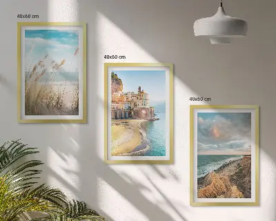 Set om 3 tavlor med motiv av landskap med strand, klippor och stad