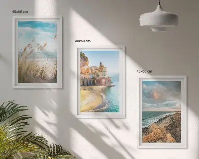 Set om 3 tavlor med motiv av landskap med strand, klippor och stad