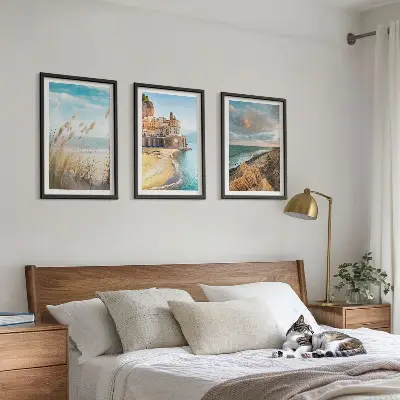 Set om 3 tavlor med motiv av landskap med strand, klippor och stad