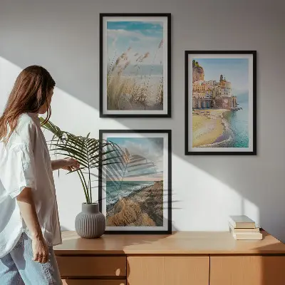 Set om 3 tavlor med motiv av landskap med strand, klippor och stad
